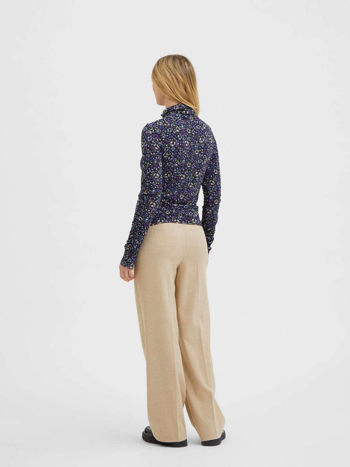 model_shot-back