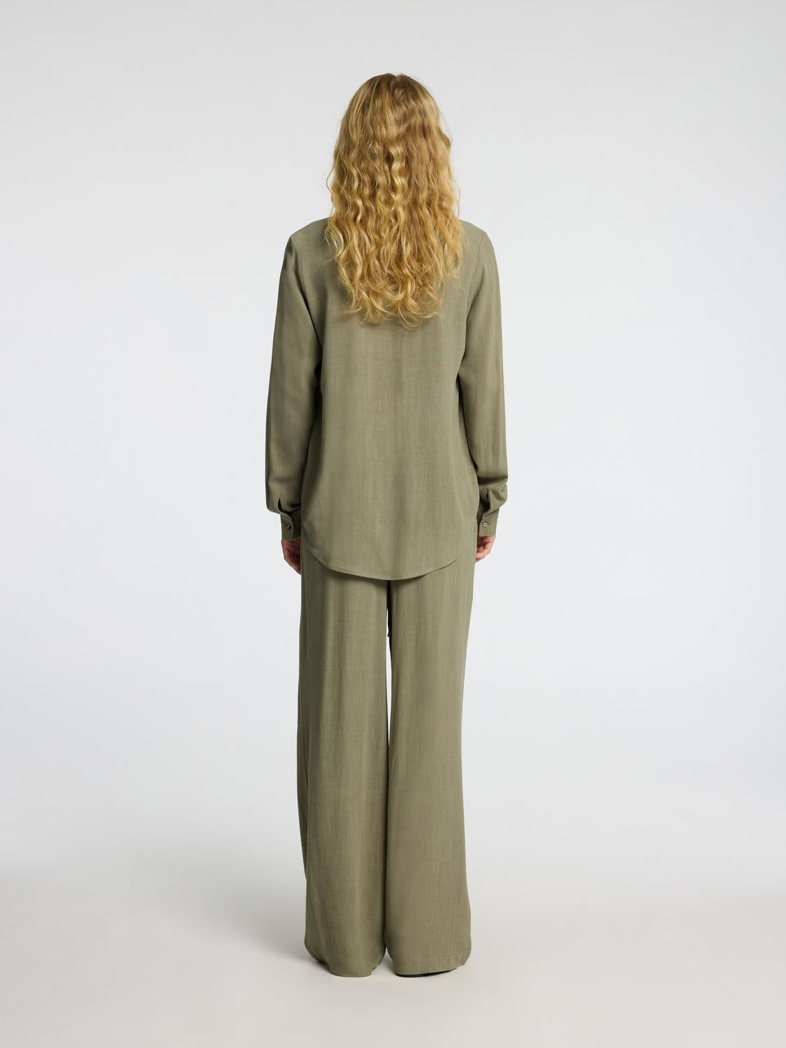 model_shot-back