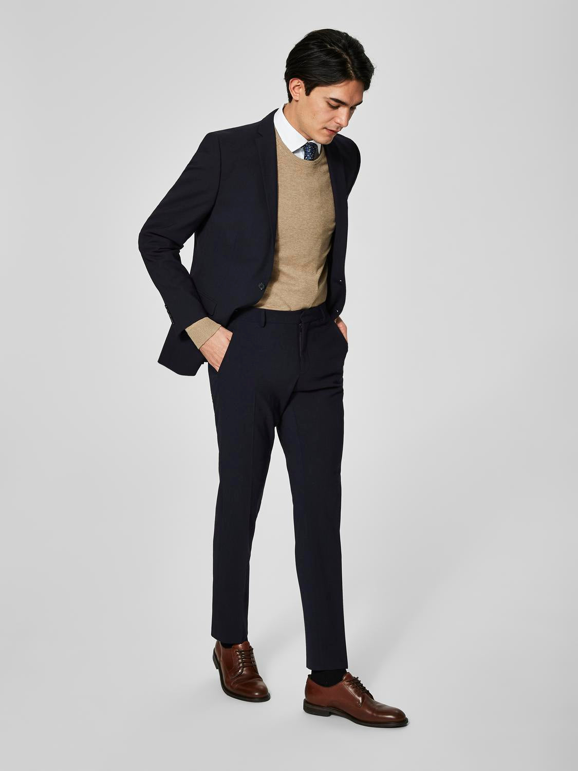model_shot-front_full