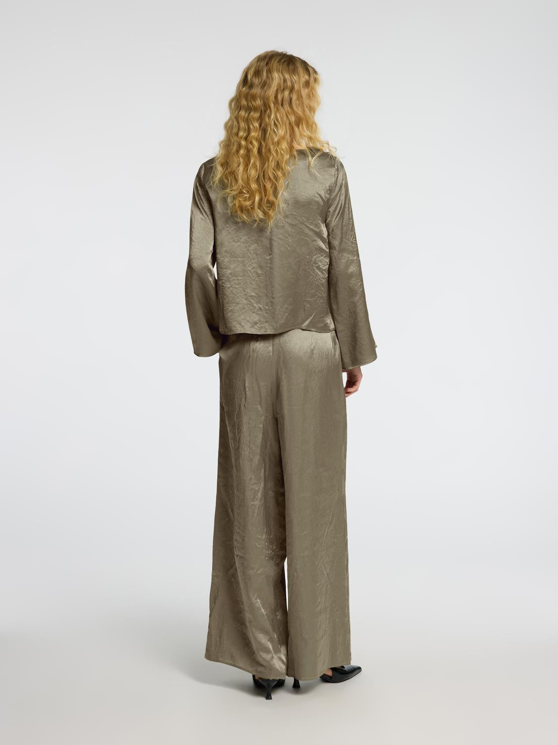 model_shot-back