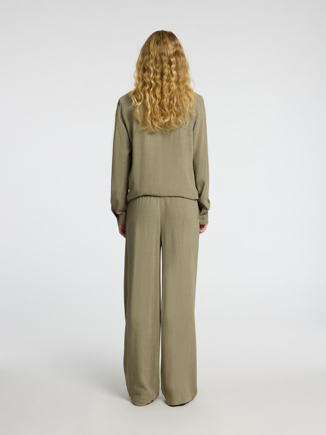 model_shot-back