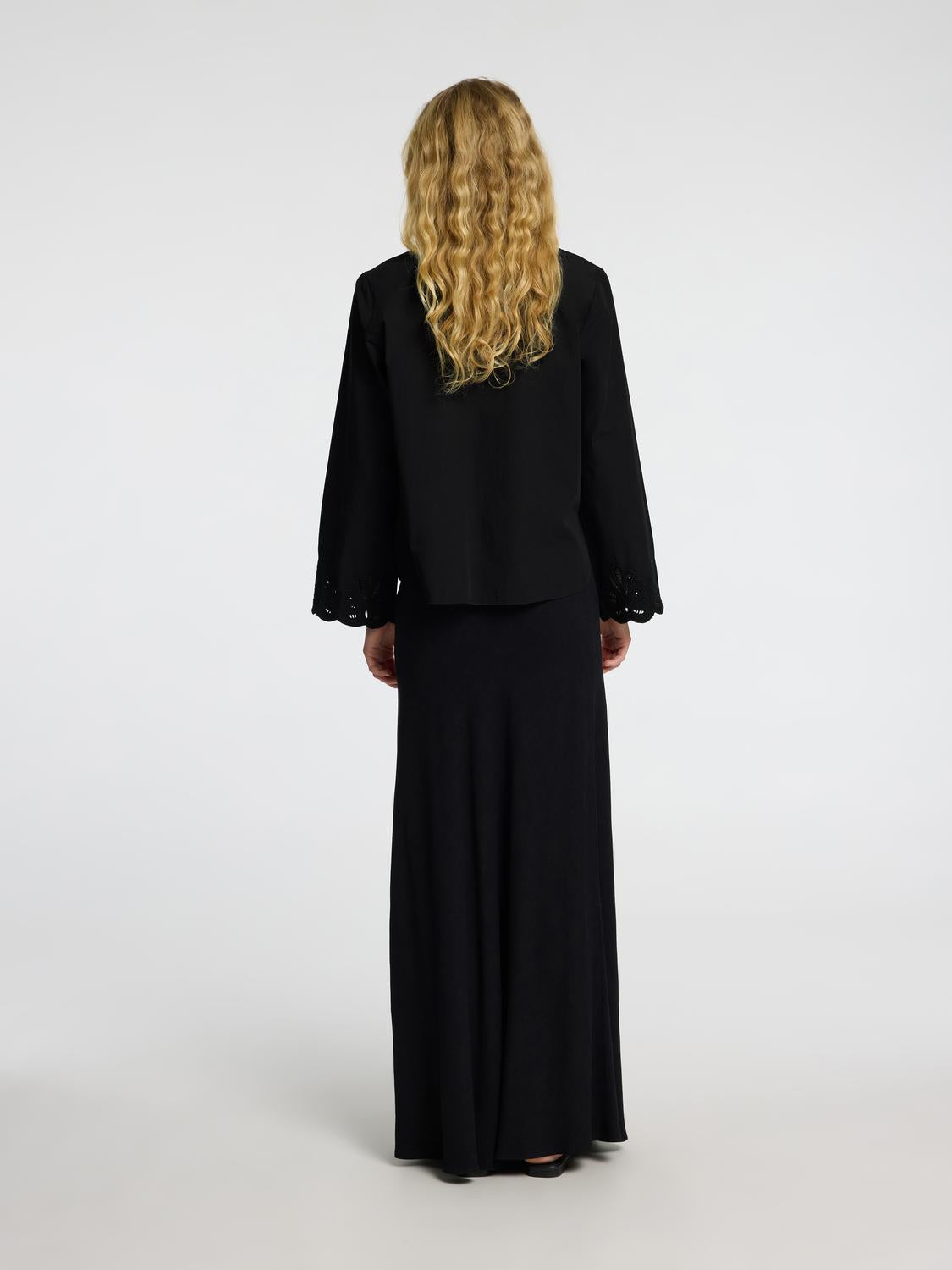model_shot-back