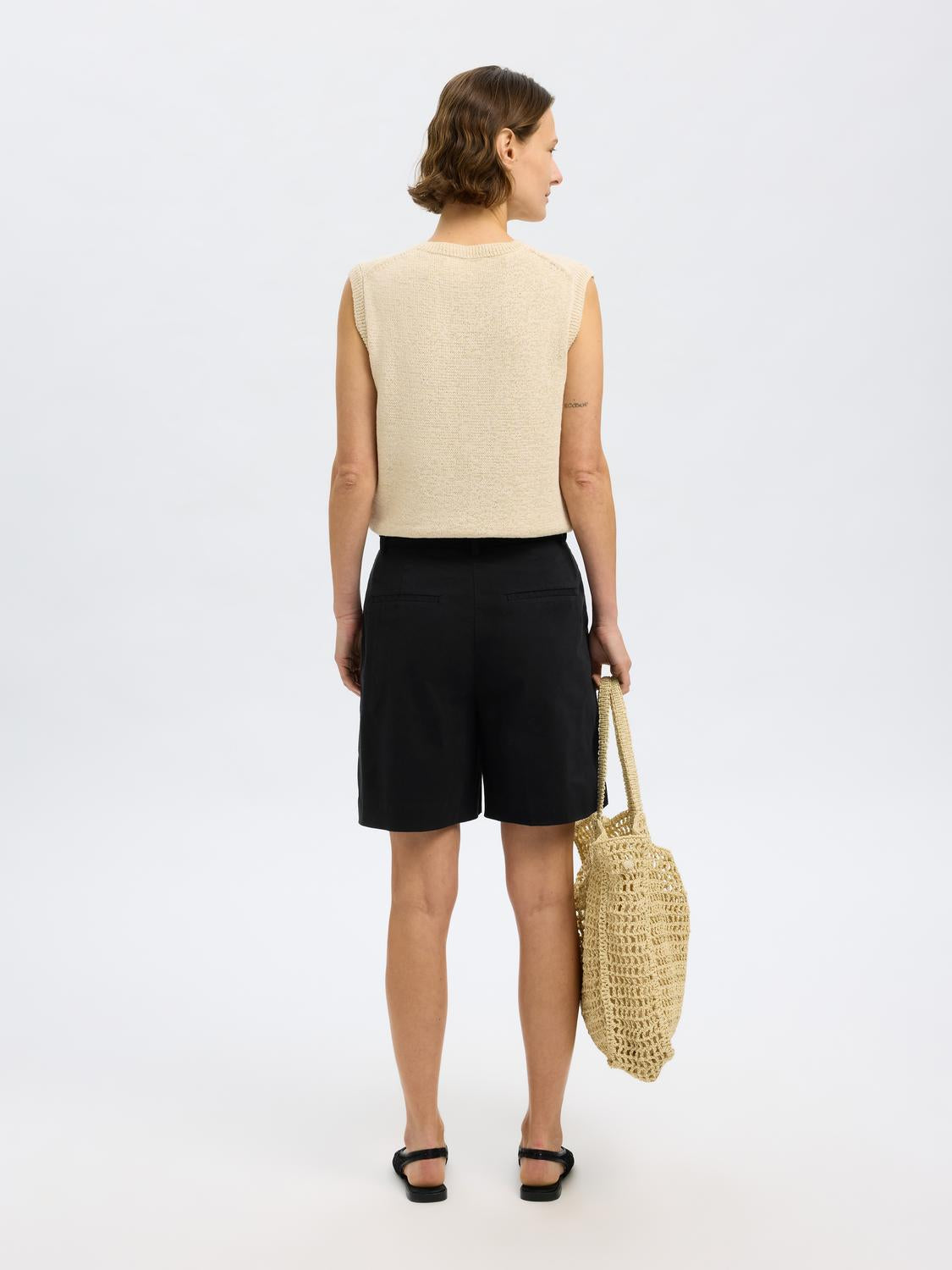 model_shot-back