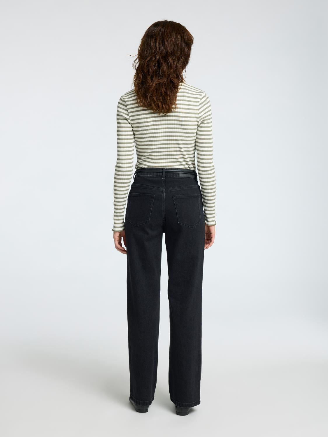 model_shot-back