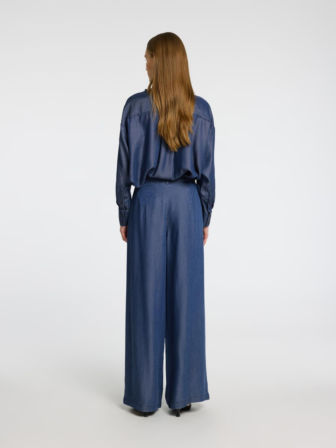 model_shot-back