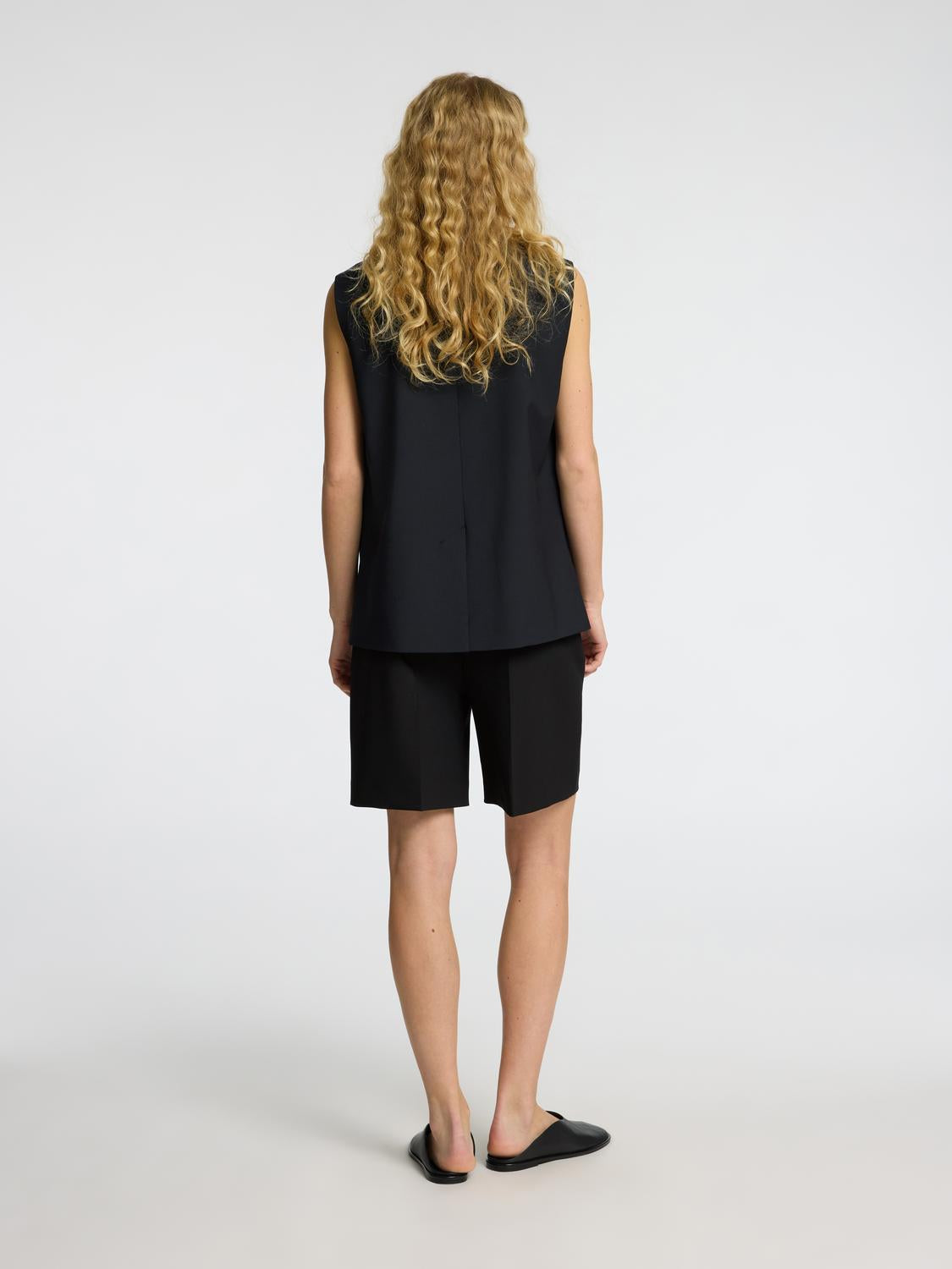 model_shot-back