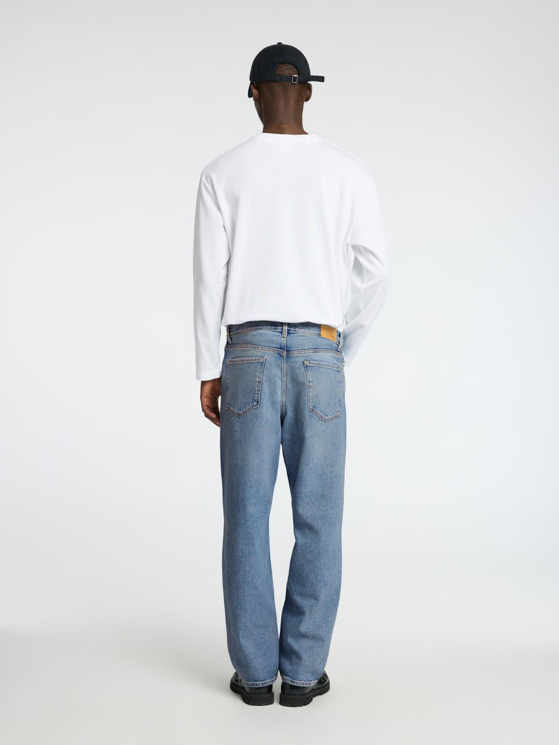 model_shot-back