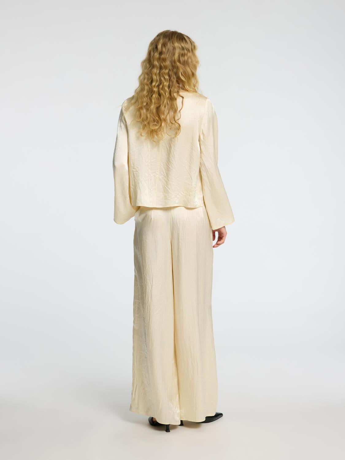 model_shot-back