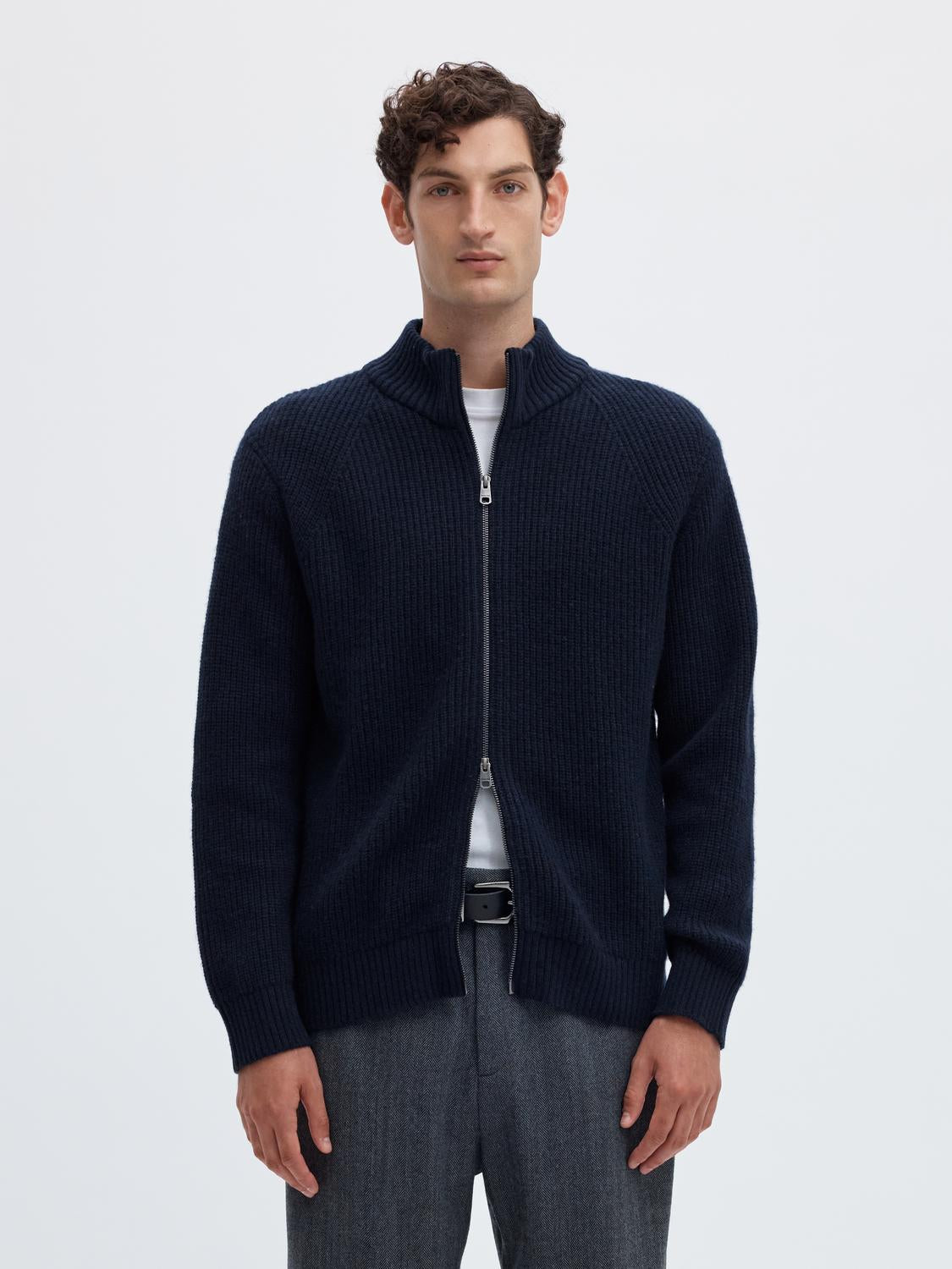 model_shot-front