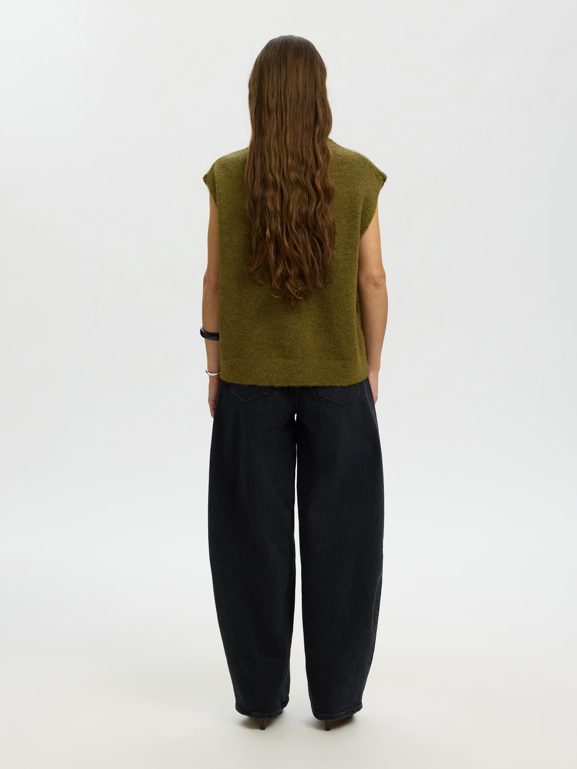 model_shot-back