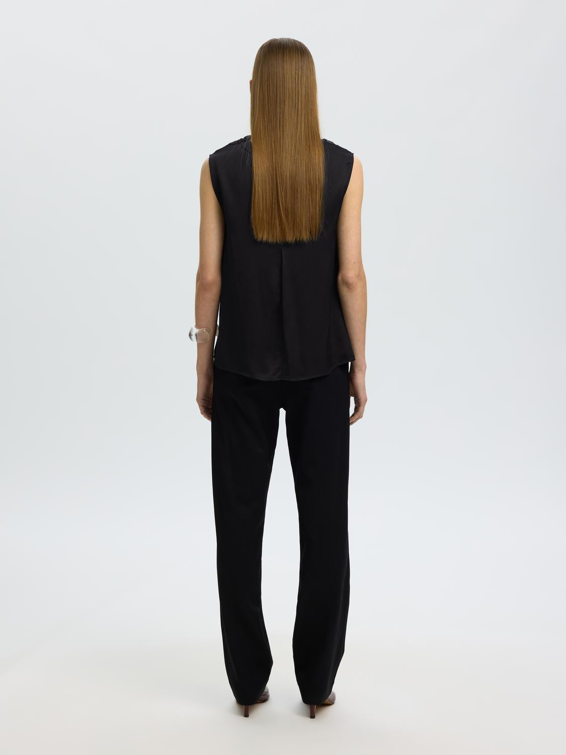 model_shot-back