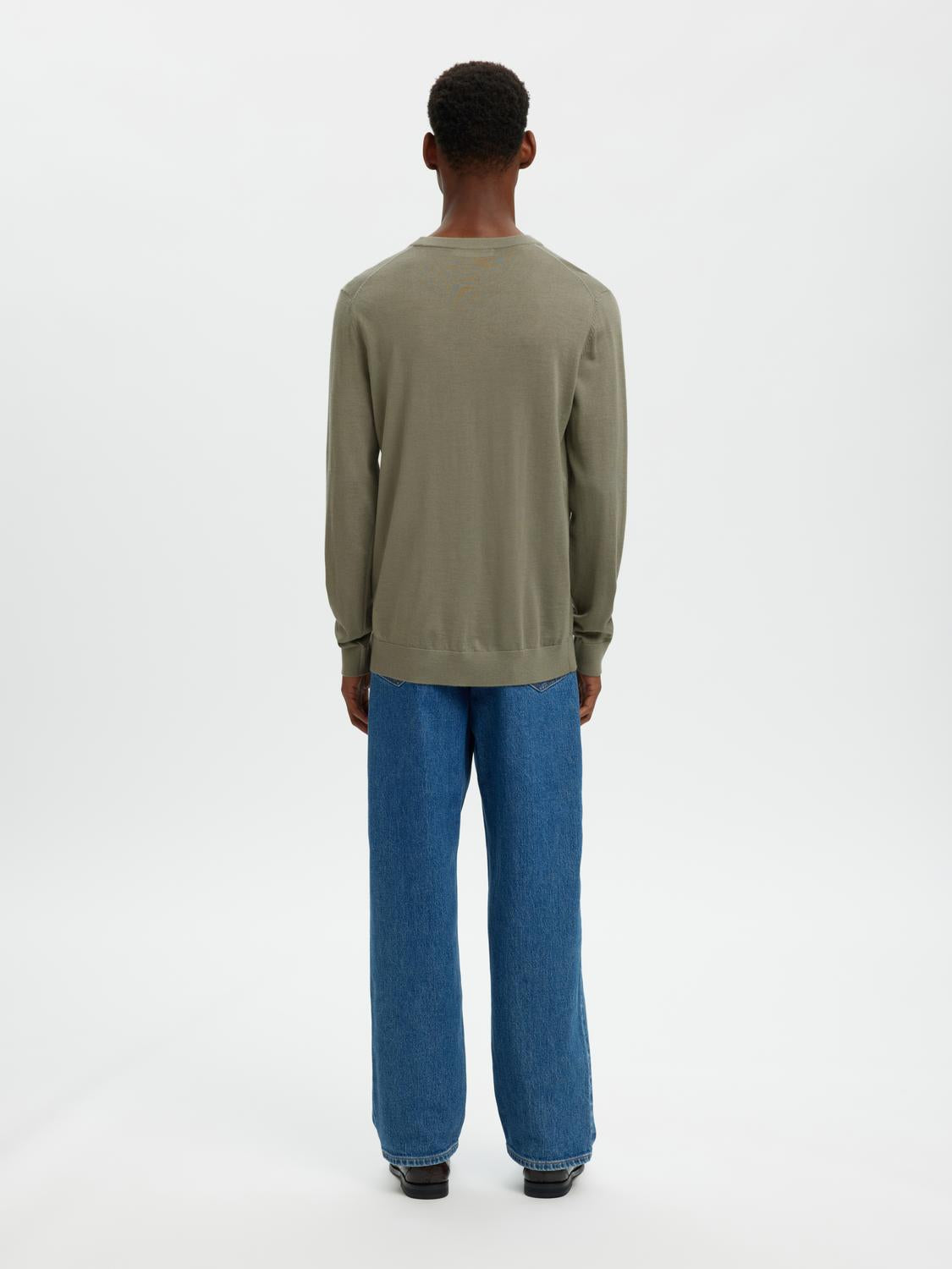 model_shot-back