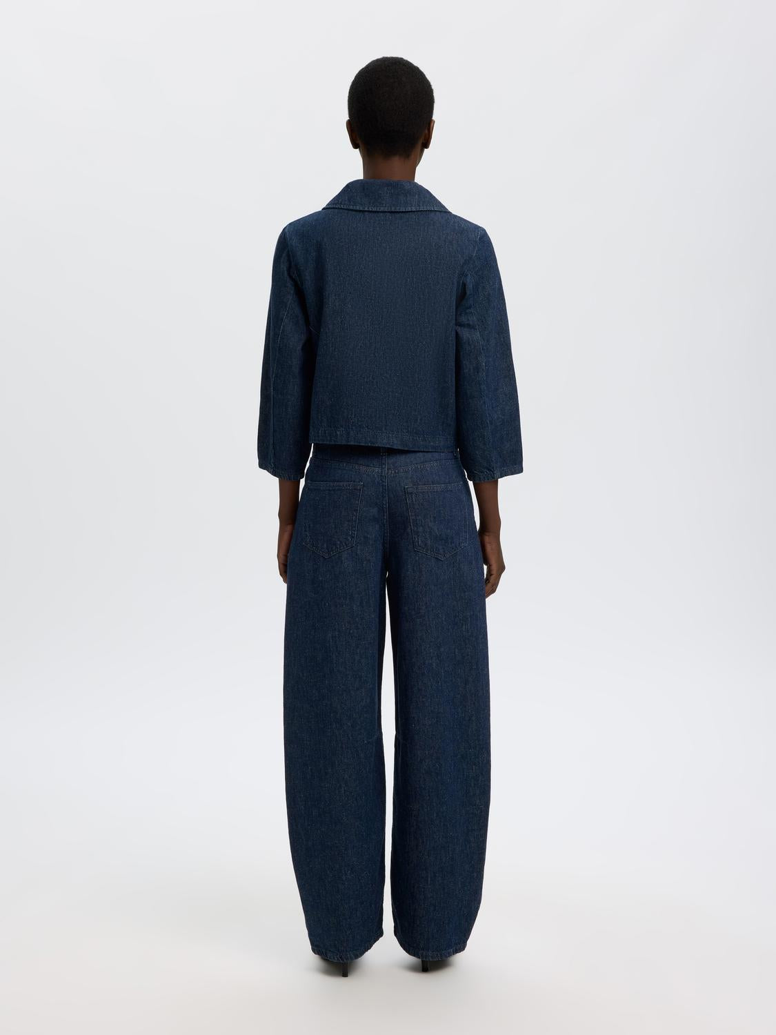 model_shot-back