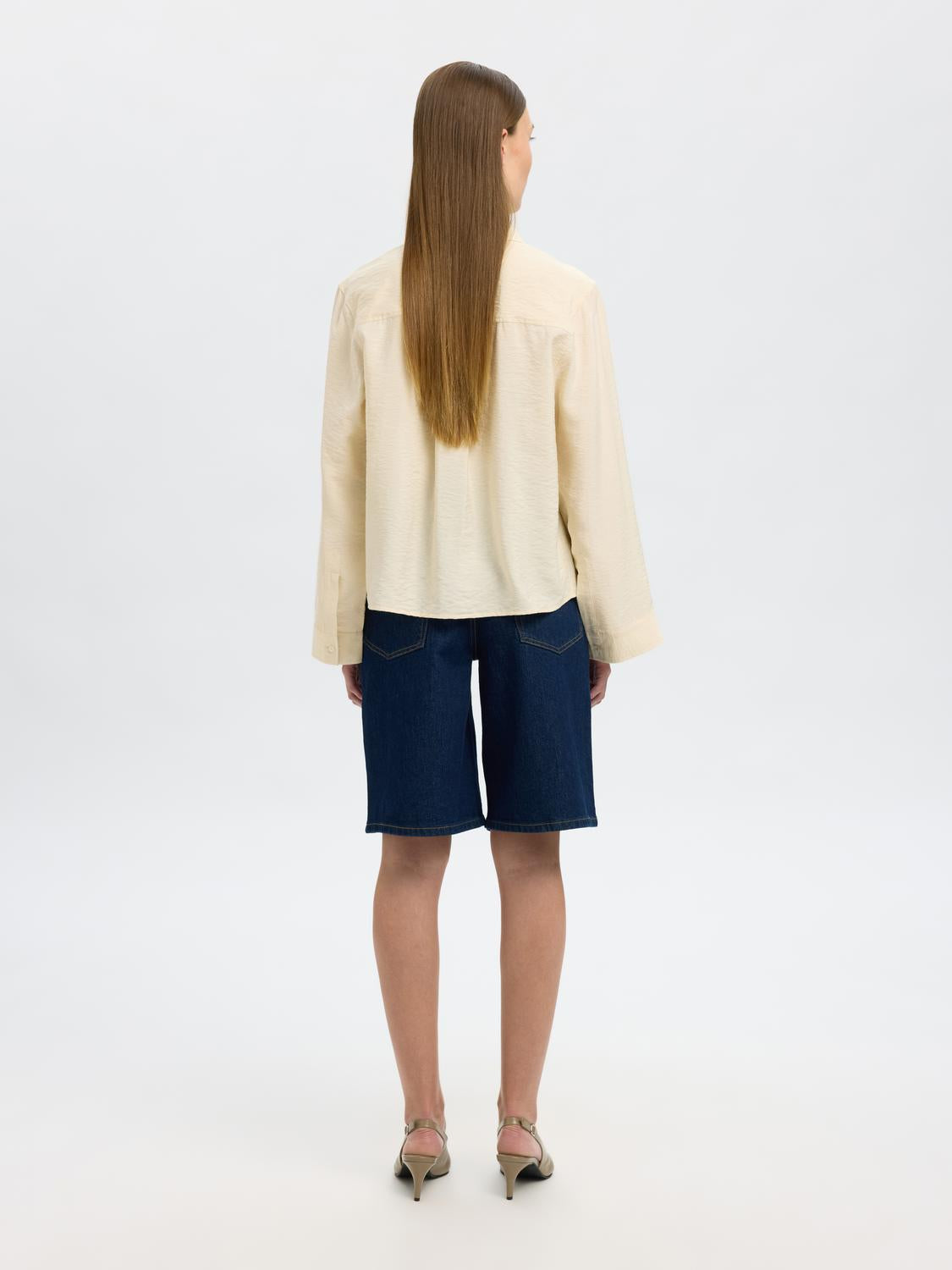 model_shot-back