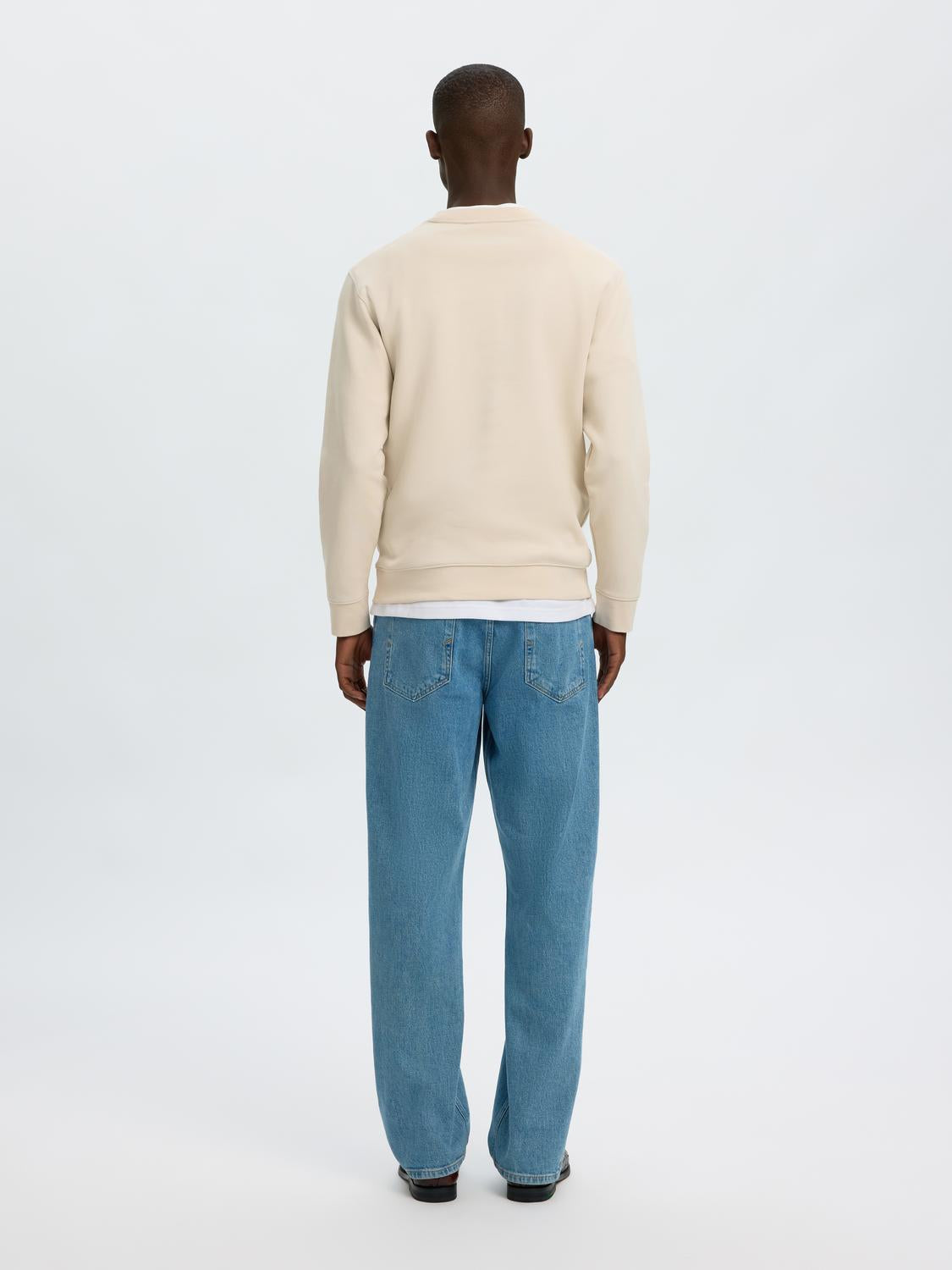 model_shot-back