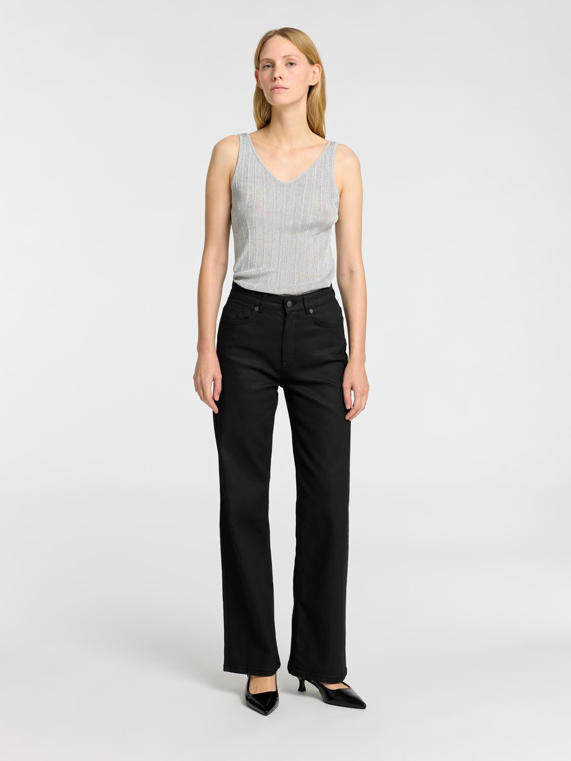 model_shot-front_full