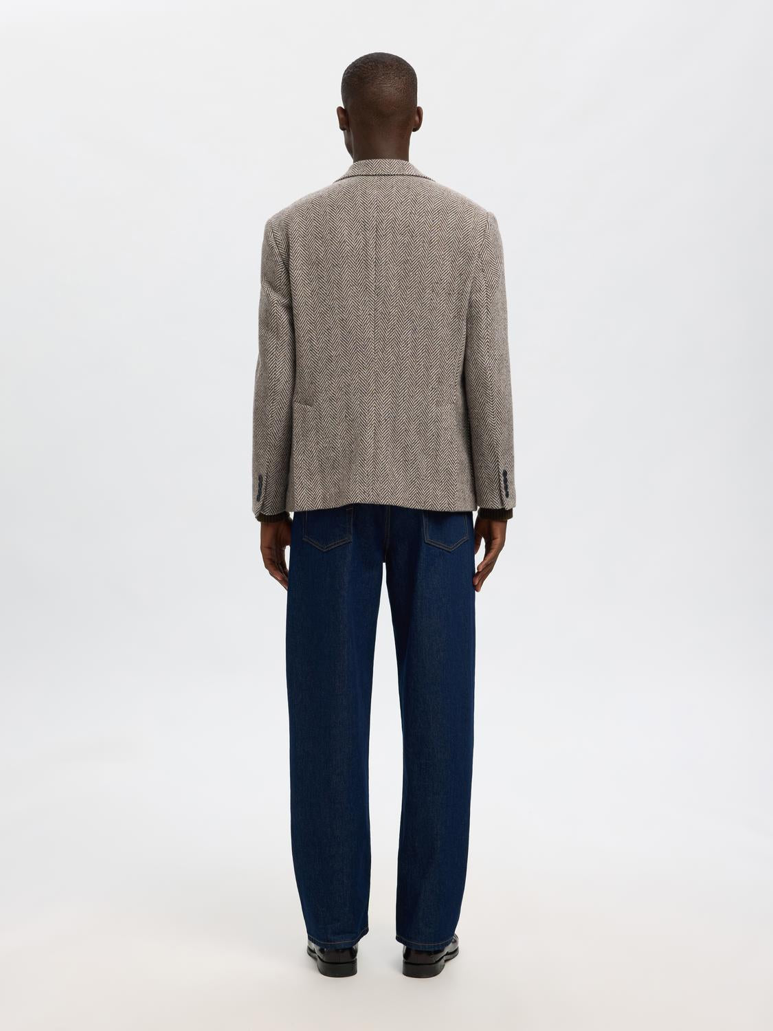 model_shot-back
