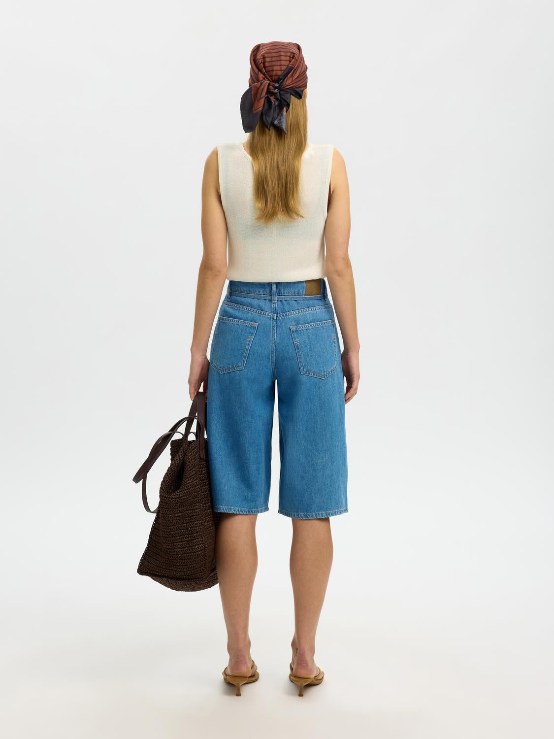 model_shot-back