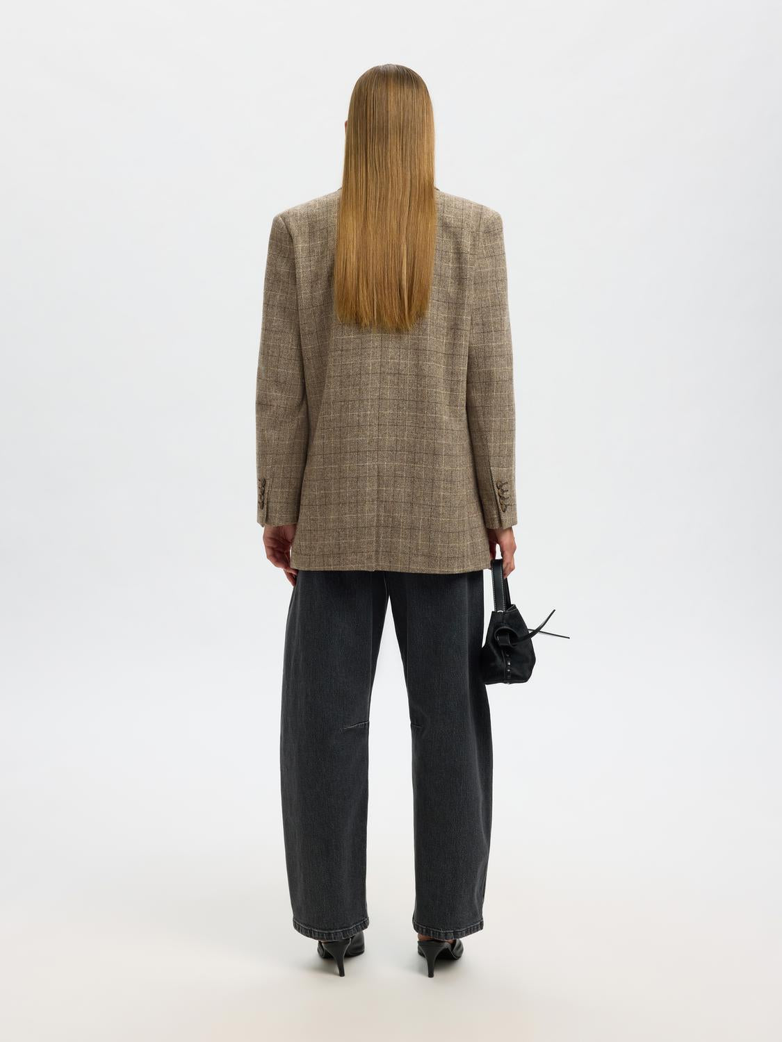 model_shot-back