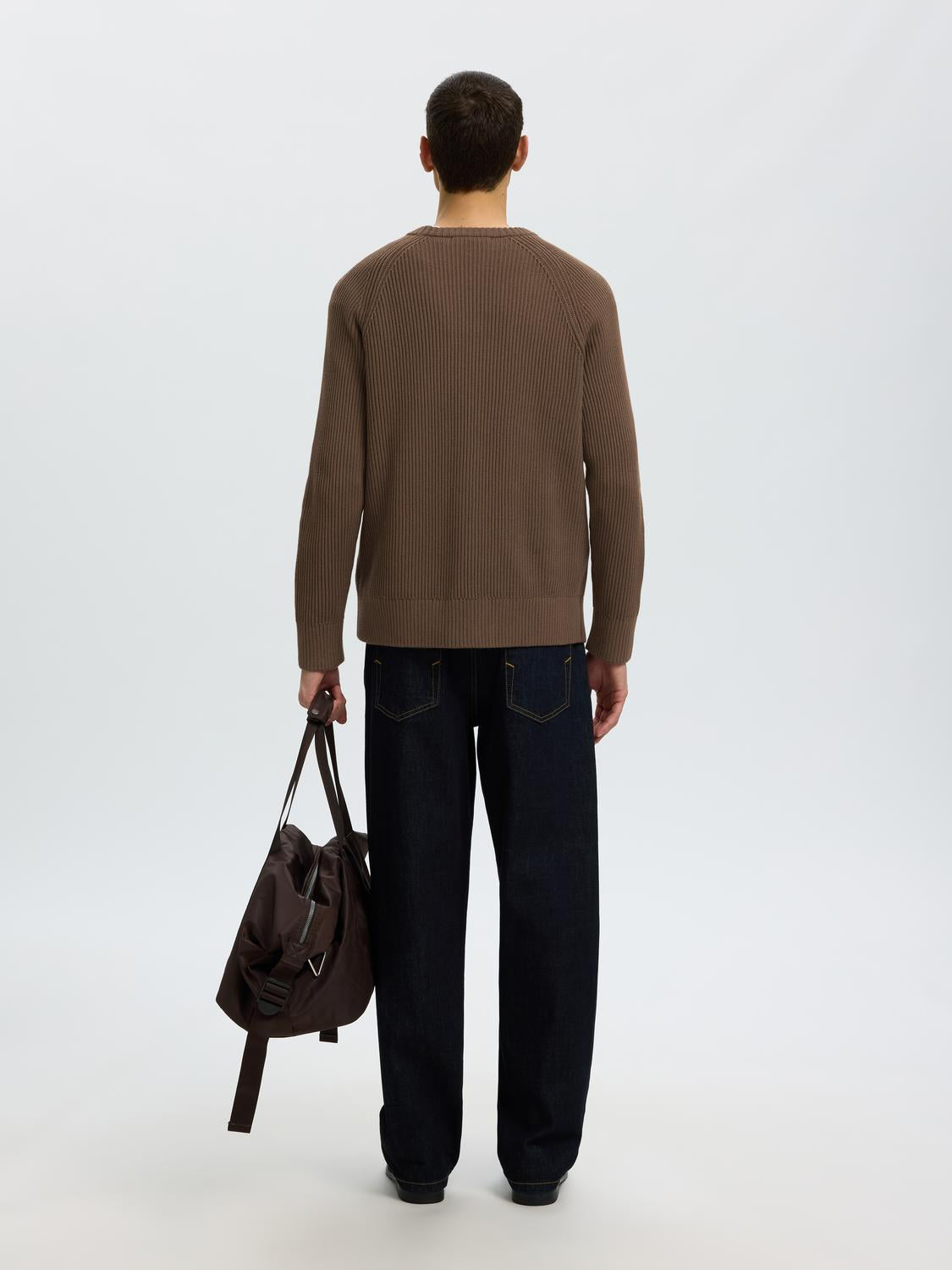 model_shot-back