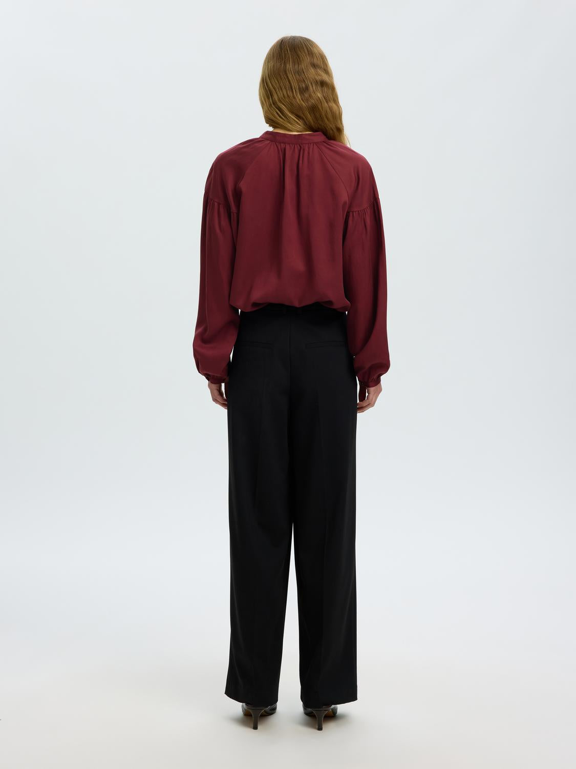 model_shot-back