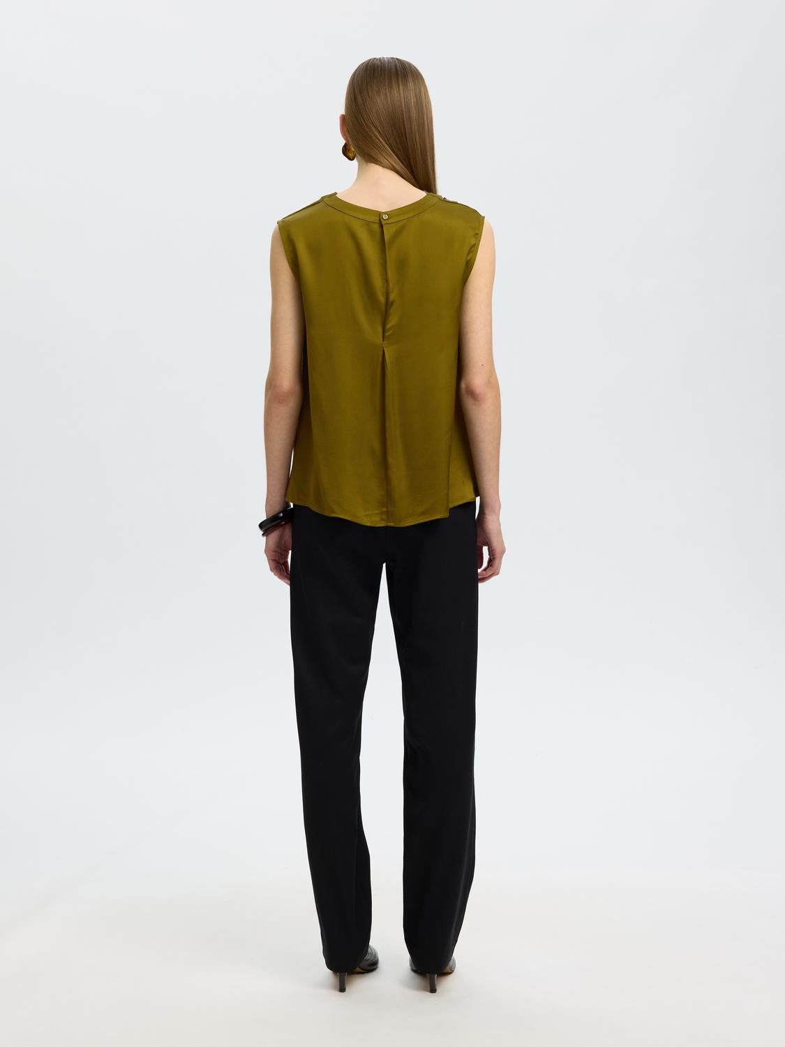 model_shot-back