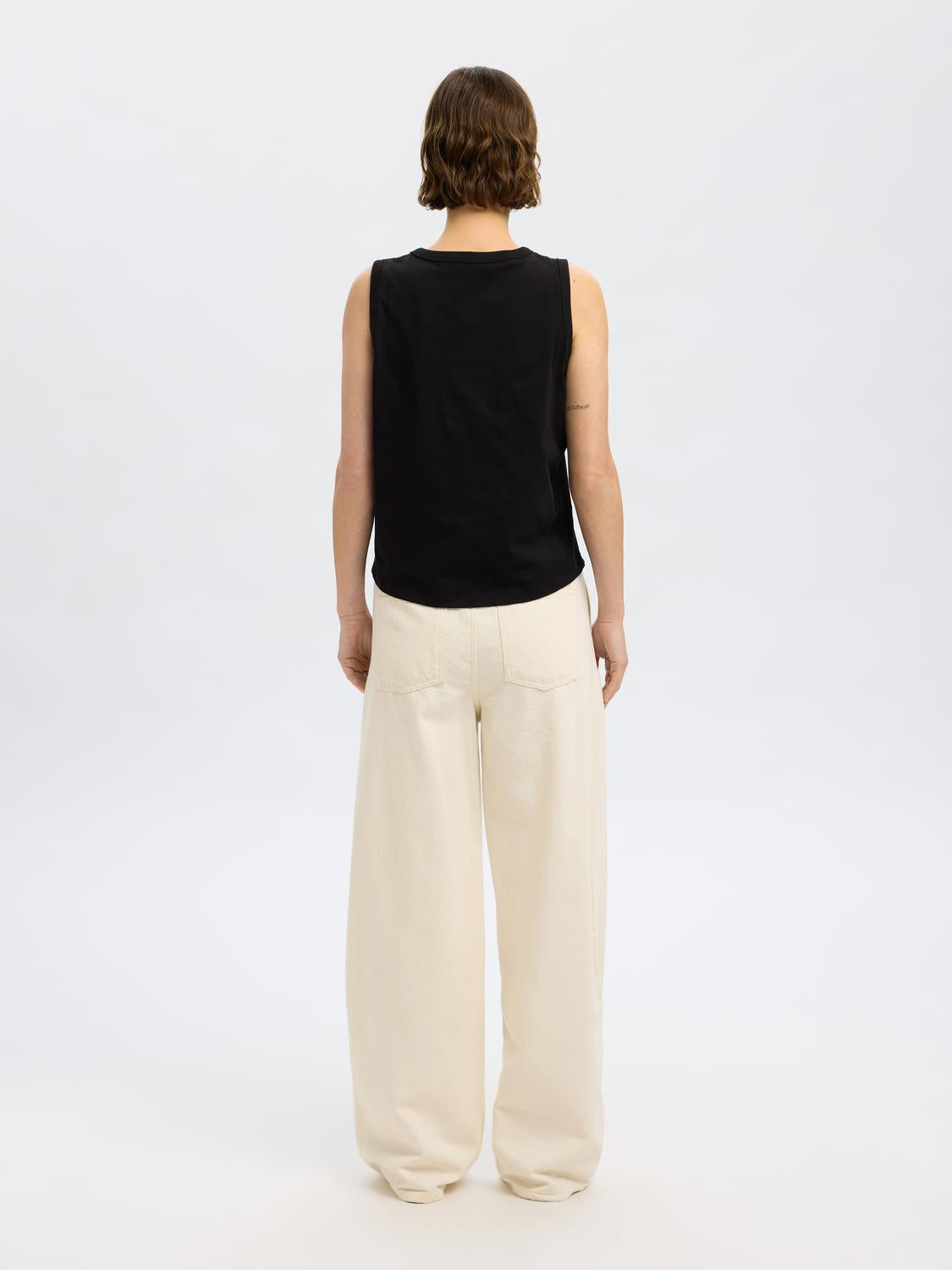 model_shot-back