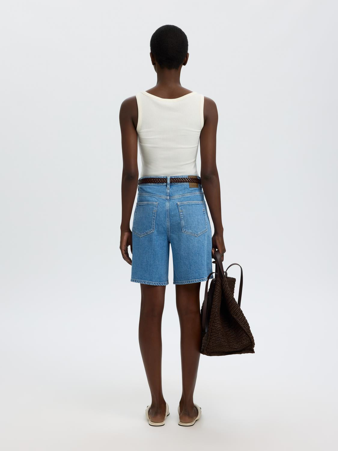 model_shot-back