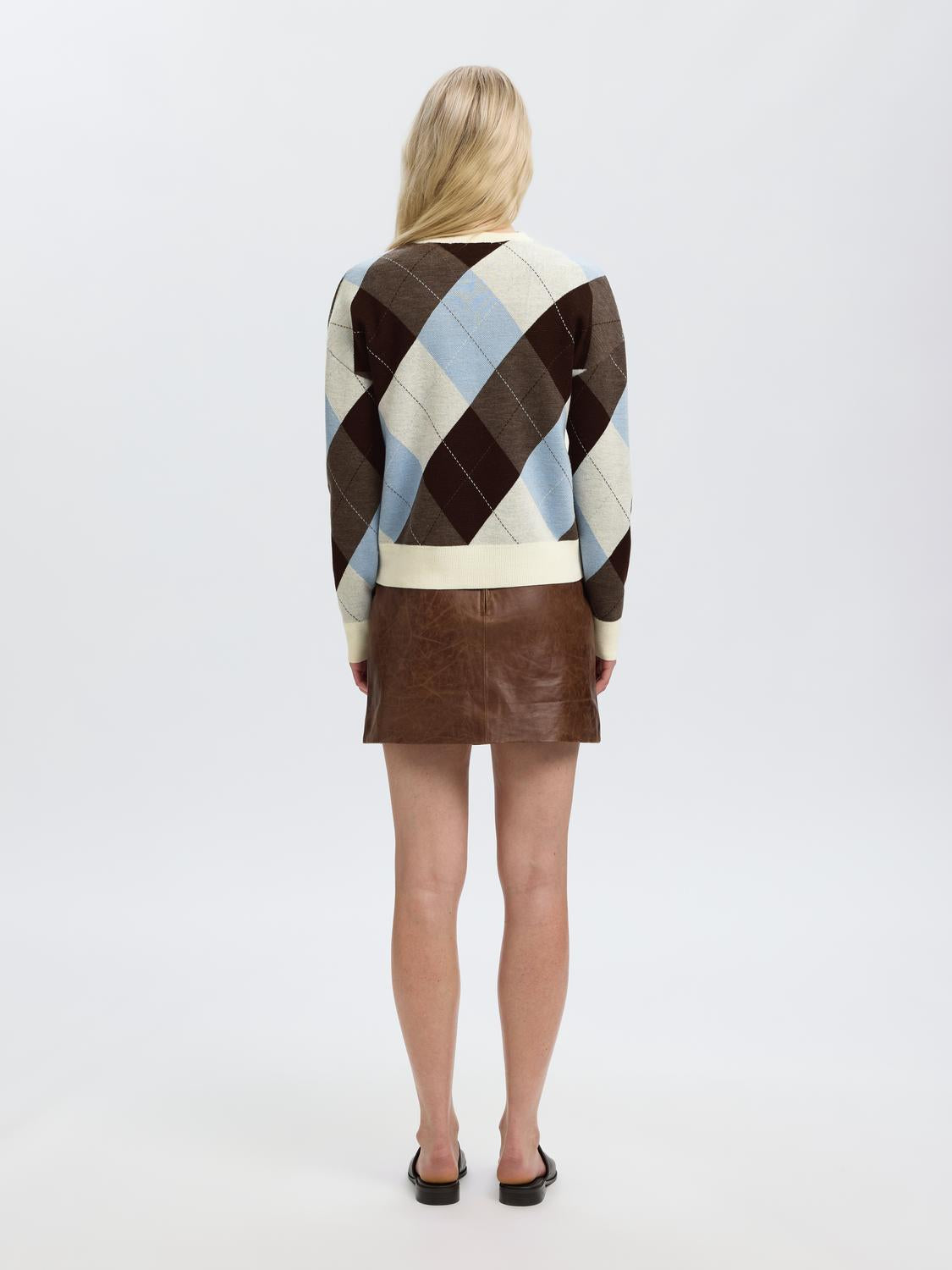 model_shot-back