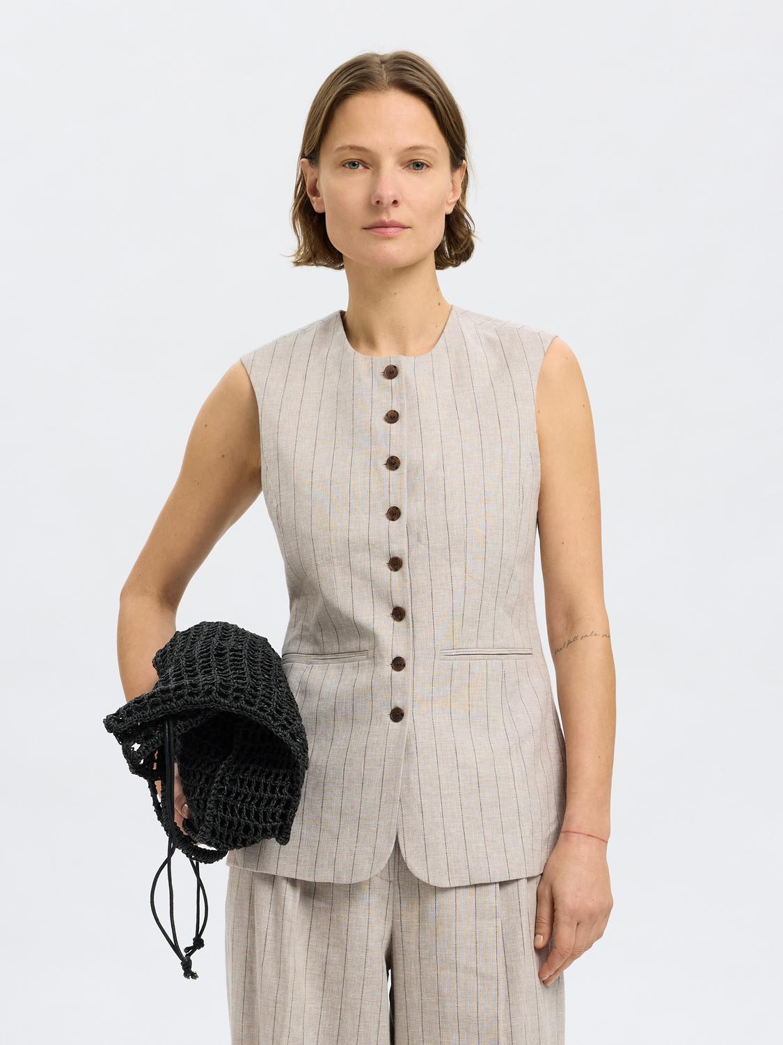 model_shot-front