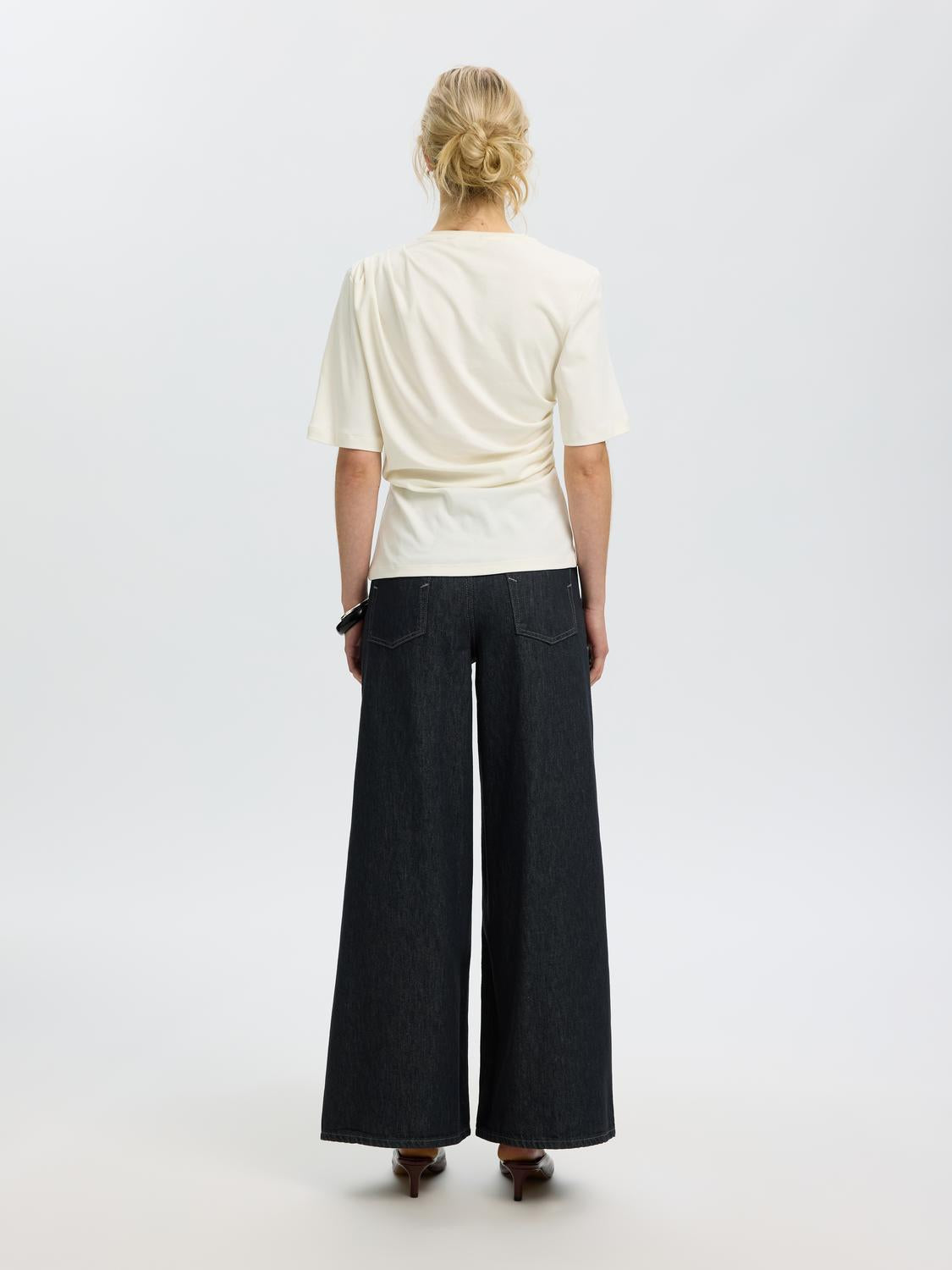 model_shot-back