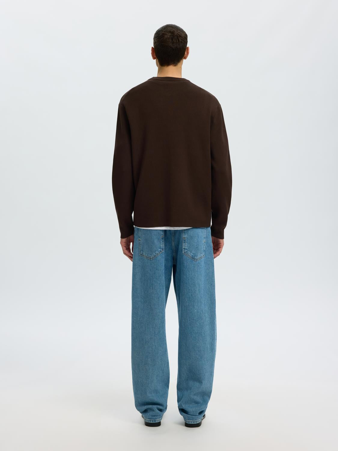 model_shot-back