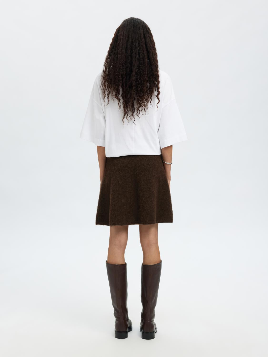 model_shot-back