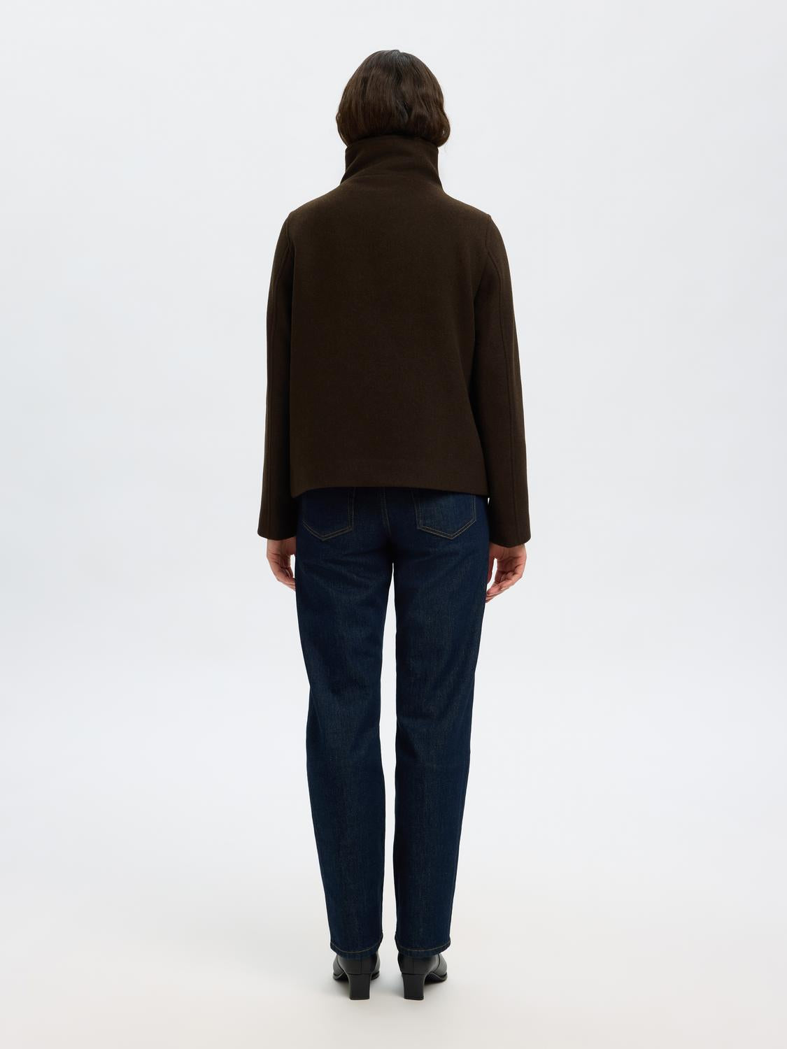 model_shot-back