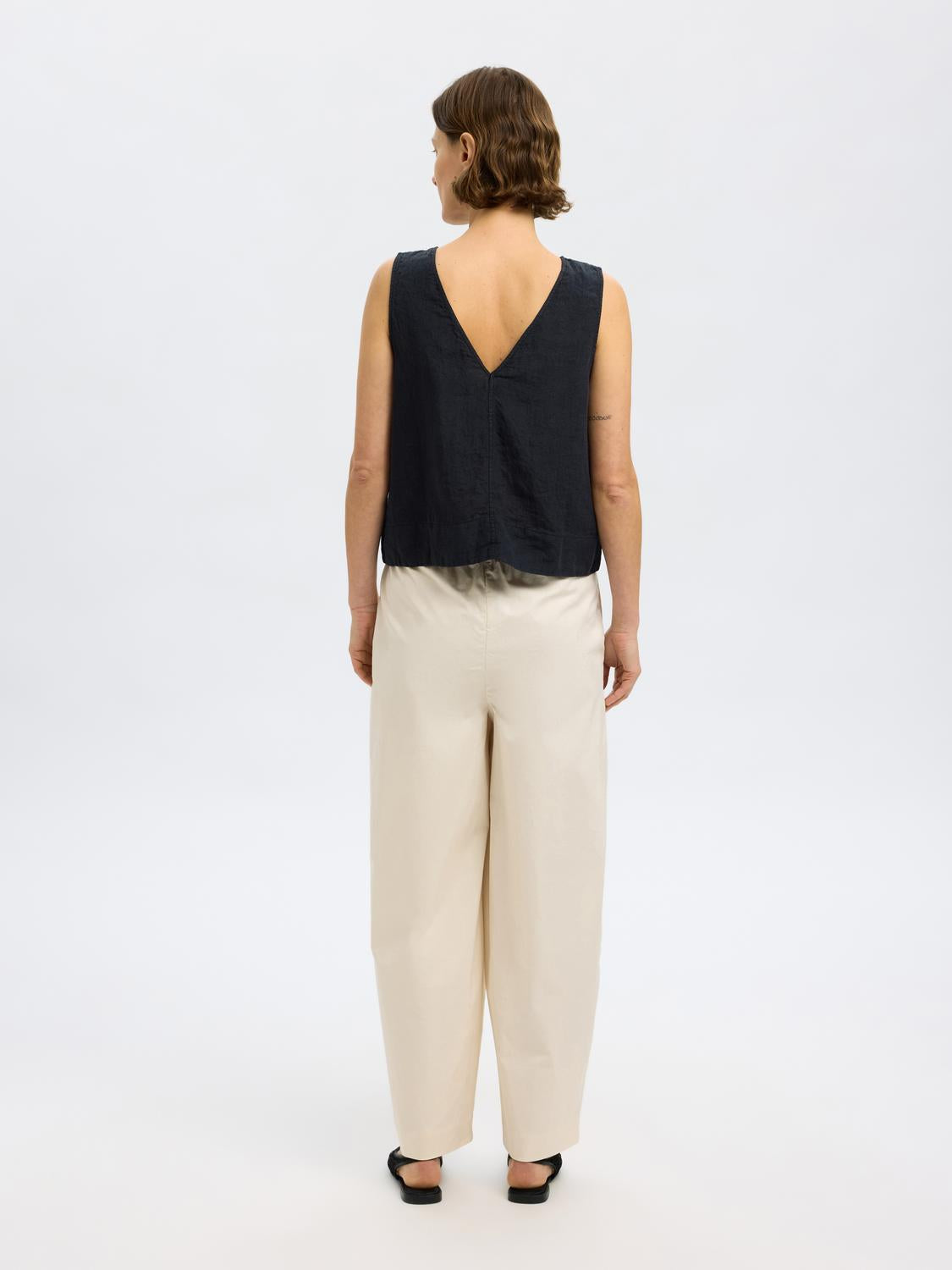 model_shot-back