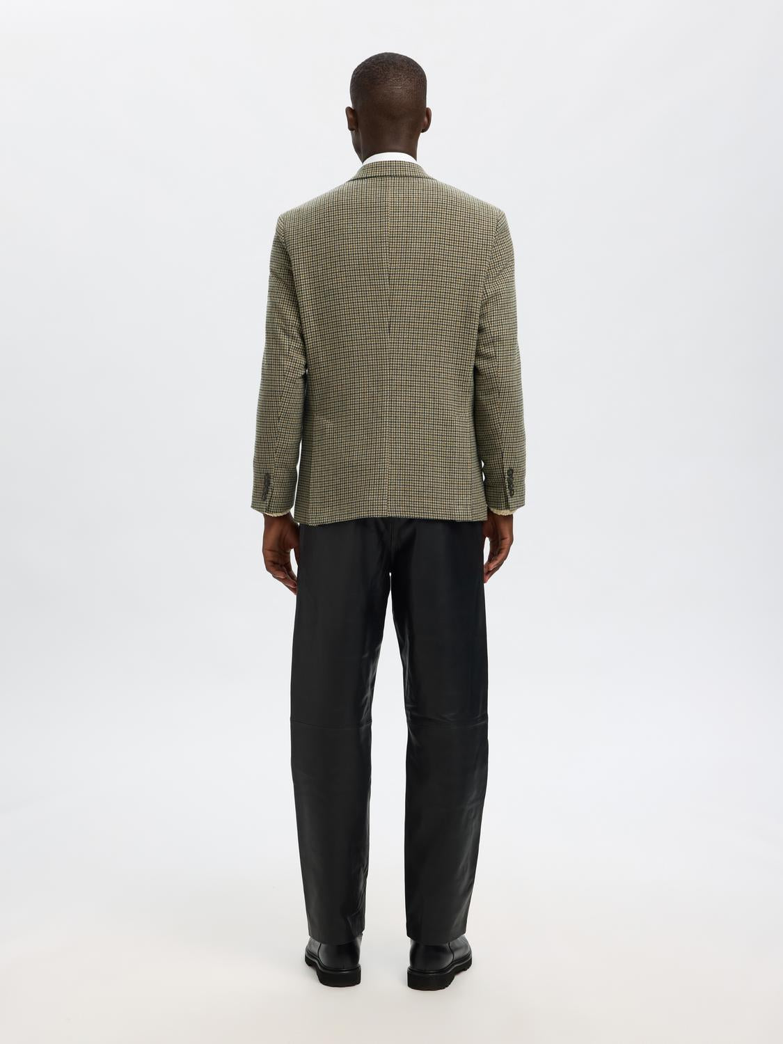 model_shot-back