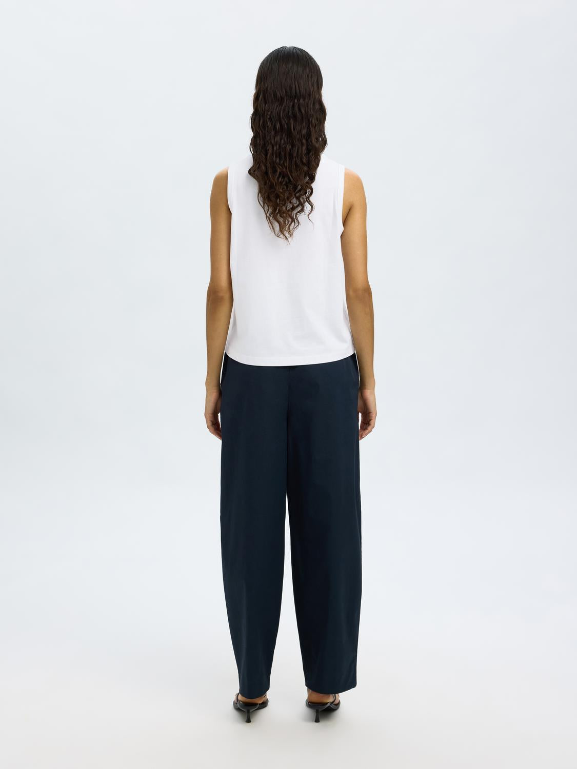 model_shot-back