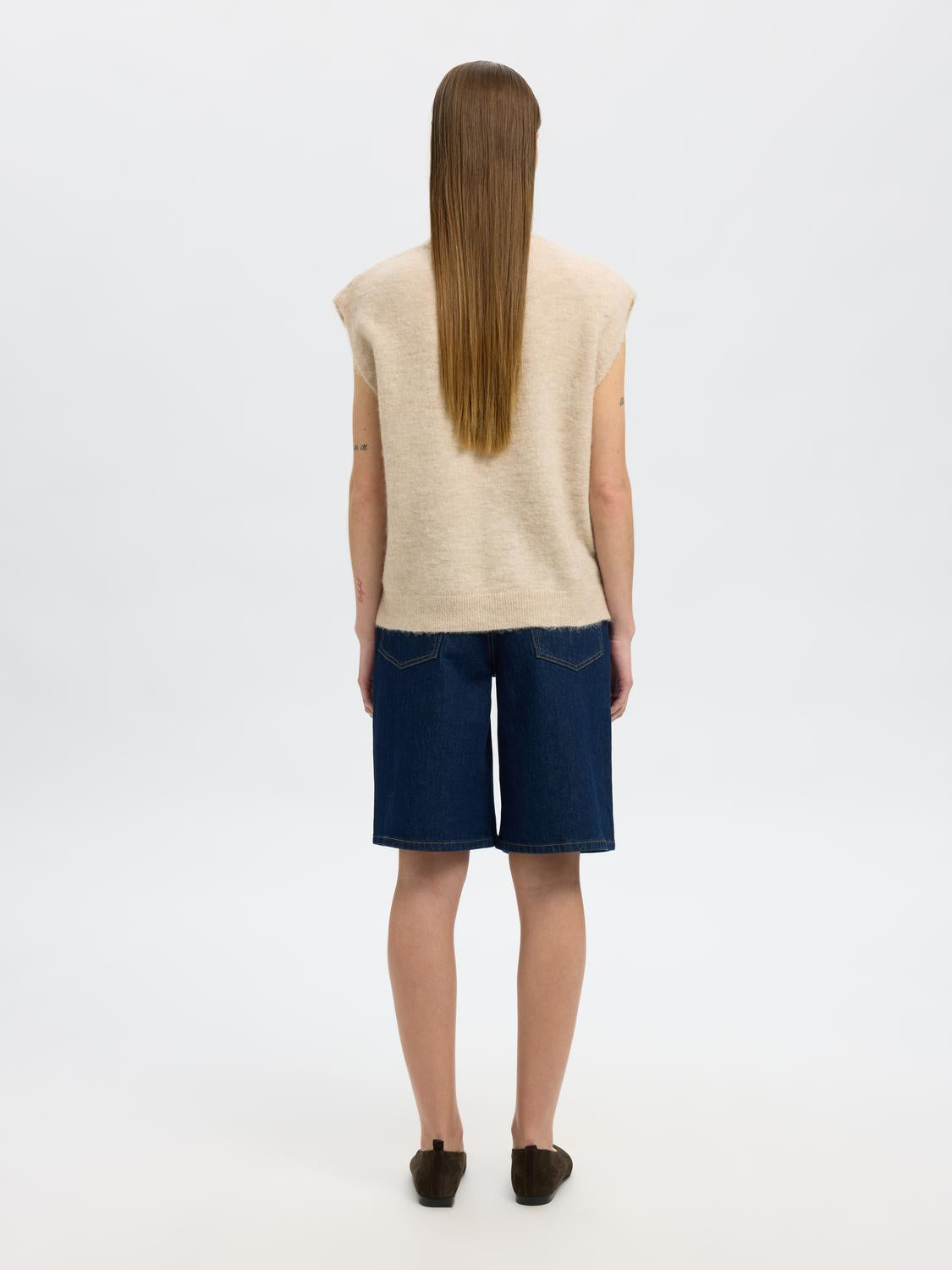 model_shot-back