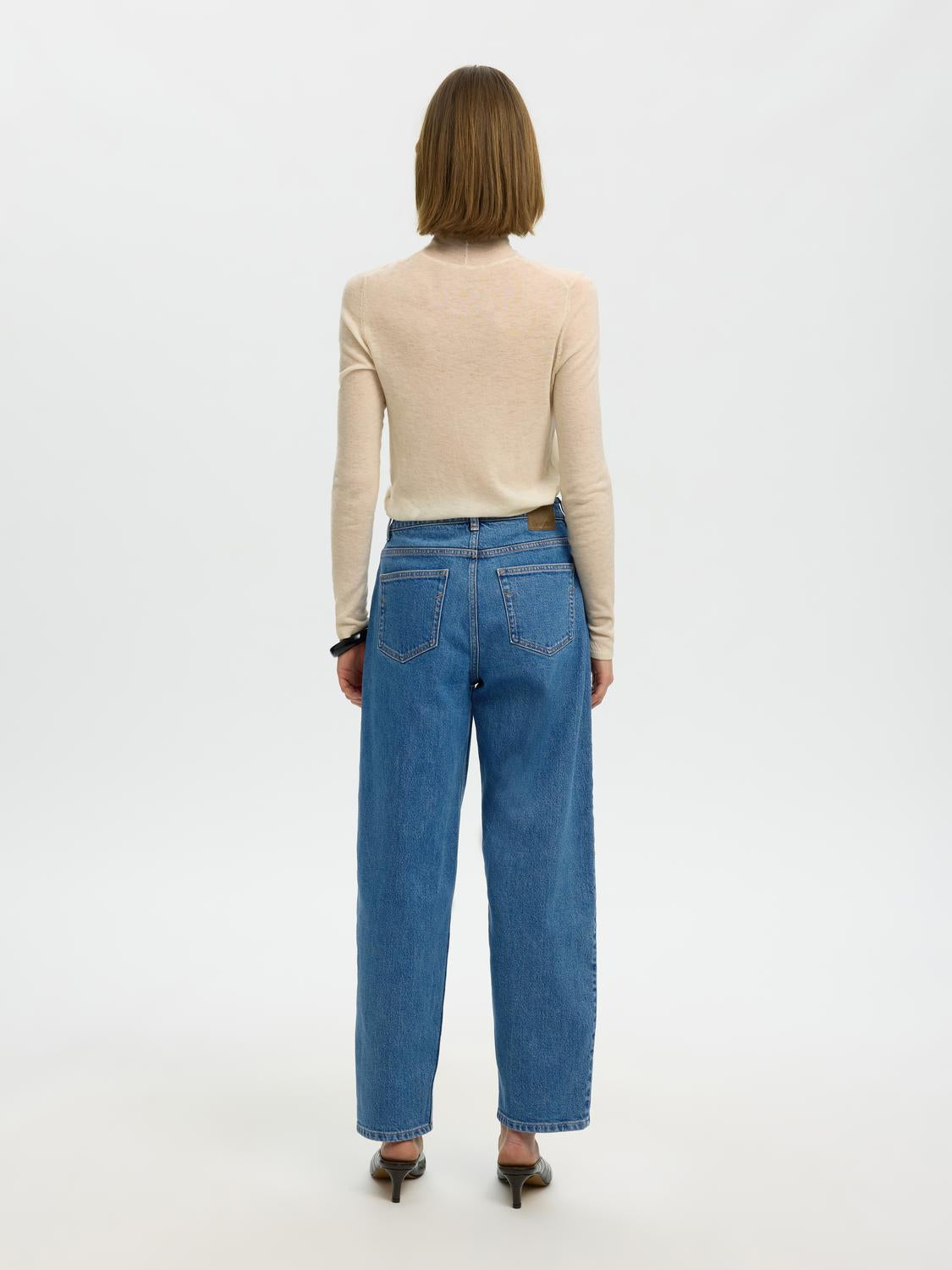 model_shot-back