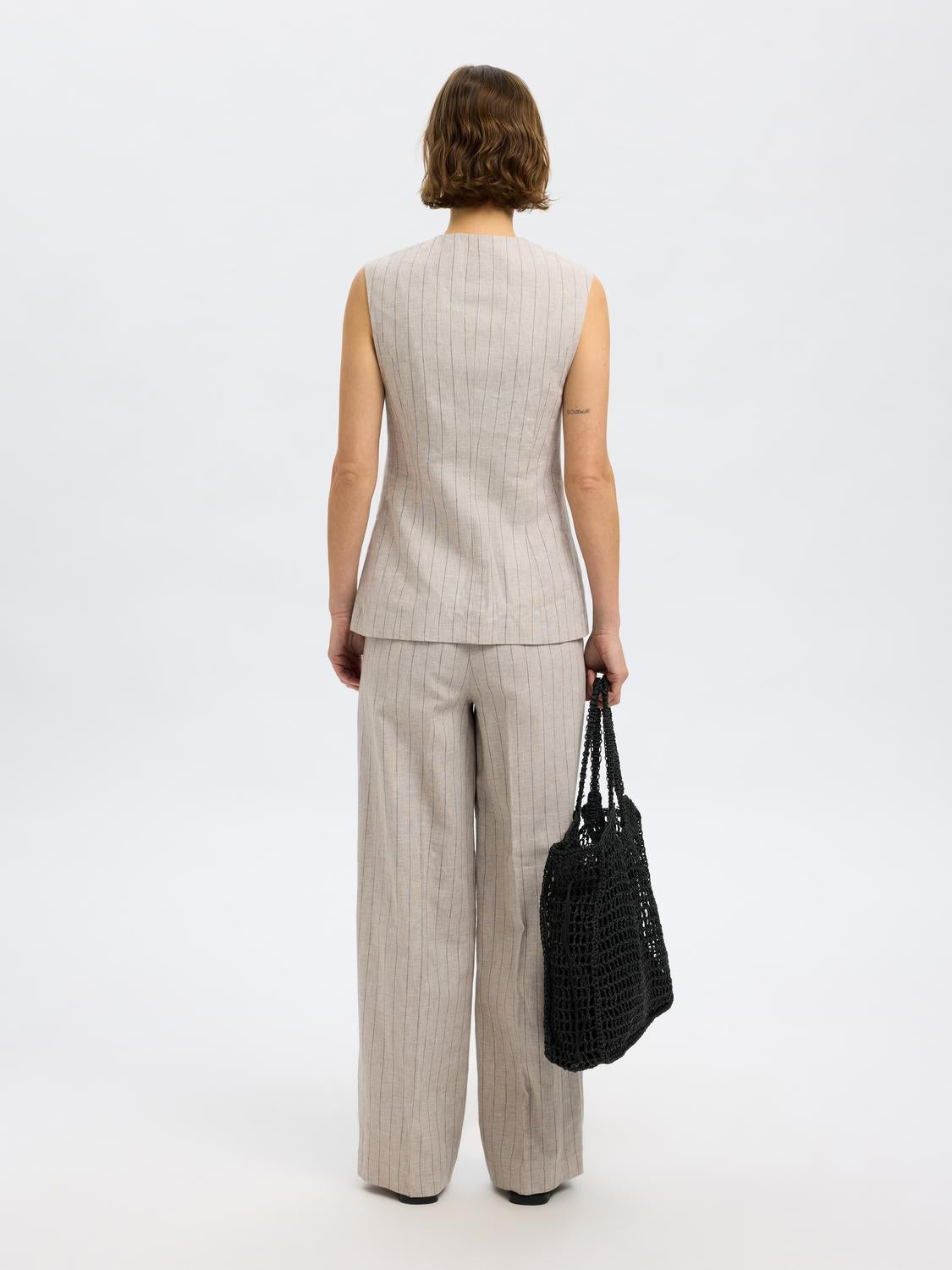 model_shot-back