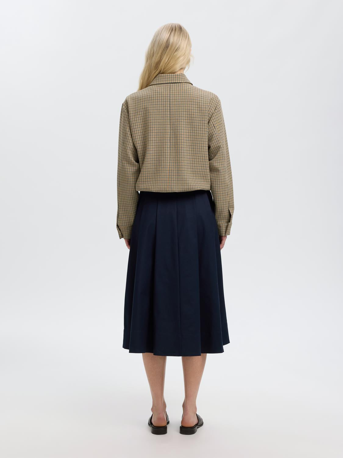 model_shot-back